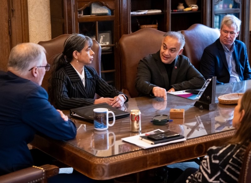 Dr. Shah meetings with Governor Jay Inslee in his office.